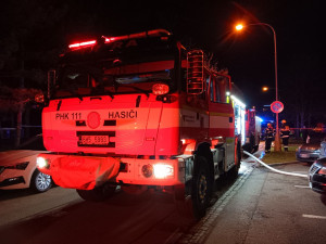 V panelovém domě v Hradci Králové hořelo. 11 lidí se nadýchalo kouře
