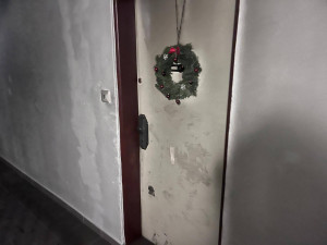 V panelovém domě v Hradci Králové hořelo. 11 lidí se nadýchalo kouře