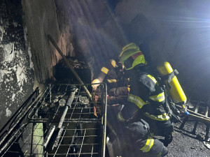 V panelovém domě v Hradci Králové hořelo. 11 lidí se nadýchalo kouře
