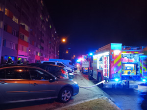 V panelovém domě v Hradci Králové hořelo. 11 lidí se nadýchalo kouře