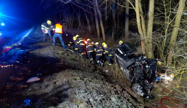 Nehoda dvou aut uzavřela silnici u Sepekova. Tři lidé se zranili