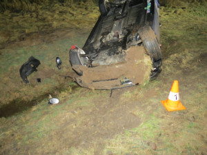 Cizinec pod vlivem alkoholu obrátil svůj osobák na střechu. Nezvládl rychlou jízdu