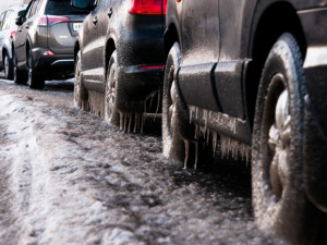 Parkoviště u Šerlichu je plné, policie doporučuje jezdit nahoru autobusy