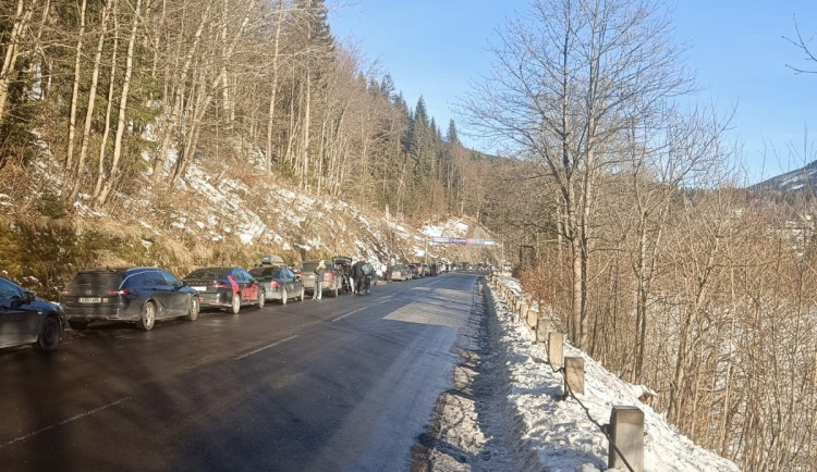 Před Špindlerovým Mlýnem jsou kolony, parkoviště jsou plná