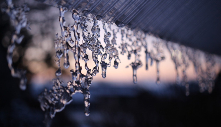 Na řadě míst se má v neděli tvořit ledovka, varovali meteorologové