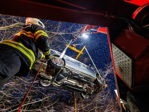 Zima udeřila naplno, hasiči vyprošťovali na Rychnovsku auta z příkopů i potoka