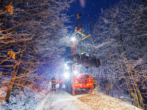 Zima udeřila naplno, hasiči vyprošťovali na Rychnovsku auta z příkopů i potoka
