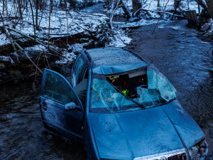 Zima udeřila naplno, hasiči vyprošťovali na Rychnovsku auta z příkopů i potoka
