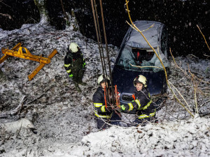 Zima udeřila naplno, hasiči vyprošťovali na Rychnovsku auta z příkopů i potoka