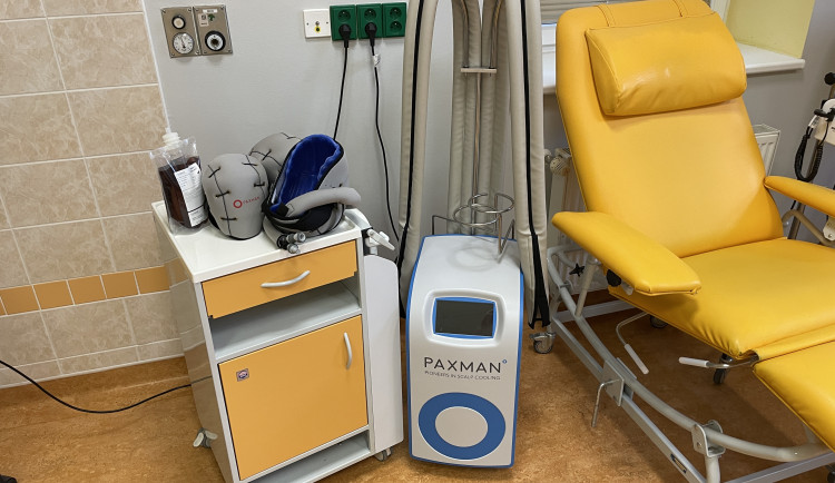 Naděje pro pacienty podstupující chemoterapii: Nová metoda v Náchodské nemocnici zmírňuje ztrátu vlasů