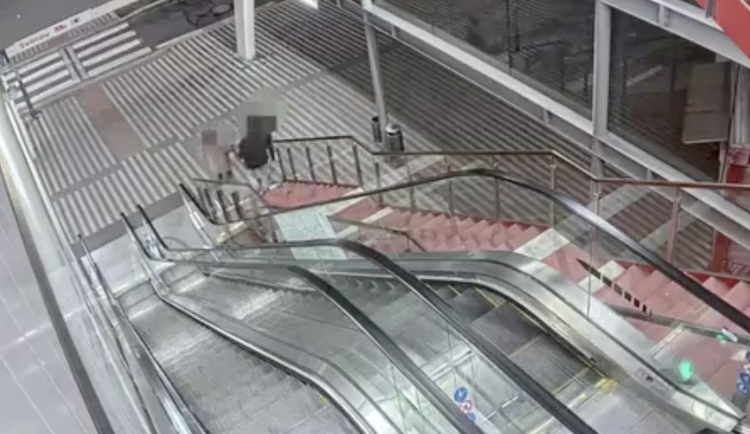 Trojice se bavila rozbíjeném skleněných výplní kladívkem z tramvaje