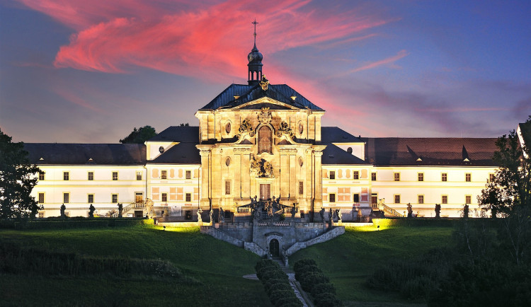 size3-17187910495997-207-na-kuksu-bude-vystavena-predloha-braunovy-sochy-viry