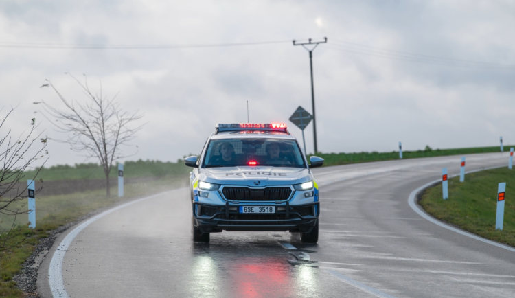 Policisté doprovodili řidiče a jeho rodící manželku přímo do hradecké porodnice