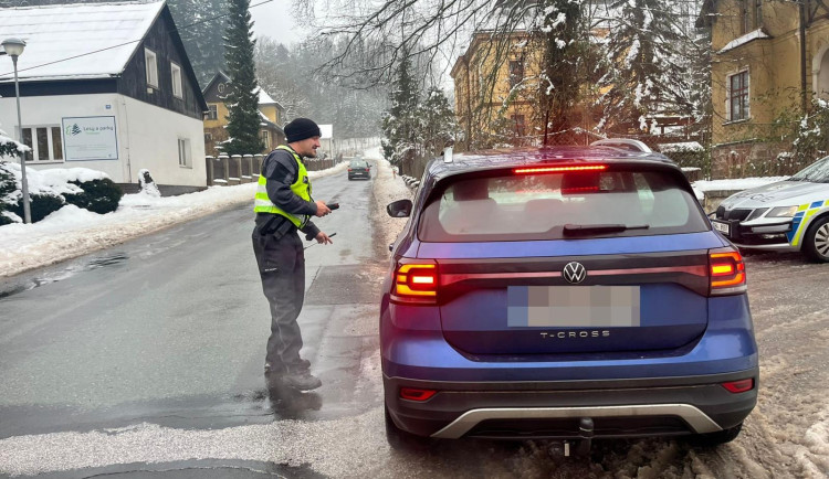 Policie v kraji rozdala během jednoho dne řidičům pokuty za sto tisíc korun