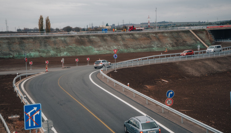 Demoliční četa naběhla do Všestar, sundá několik domů na trase D35