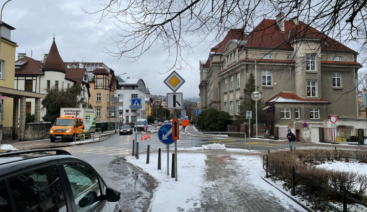Na křižovatce ulic Husova a Klášterní došlo ke změně přednosti. Opatření je dočasné, důvodem je uzavírka Jablonecké ulice