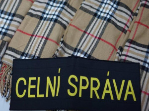 Gucci, Hugo Boss nebo Chanel. Celníci u Nového Bydžova zadrželi várku padělků