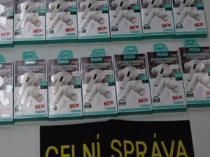 Gucci, Hugo Boss nebo Chanel. Celníci u Nového Bydžova zadrželi várku padělků