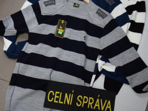 Gucci, Hugo Boss nebo Chanel. Celníci u Nového Bydžova zadrželi várku padělků