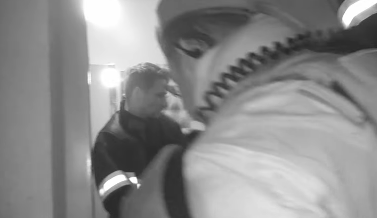 Pravděpodobně několik dní ležel senior na podlaze svého bytu. Pomohla mu policie