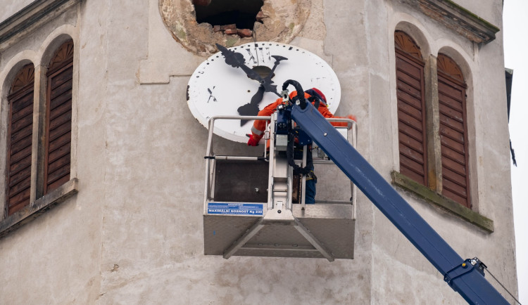 Věž kostela sv. Anny v Dětřichově je bez ciferníků. Stejně jako hodinový stroj je čeká restaurování