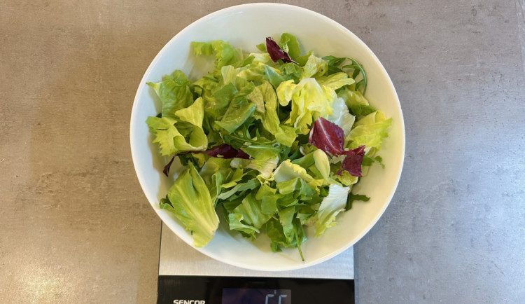 Co znamená jíst „normálně“? Dát si hamburger s hranolkami není selhání