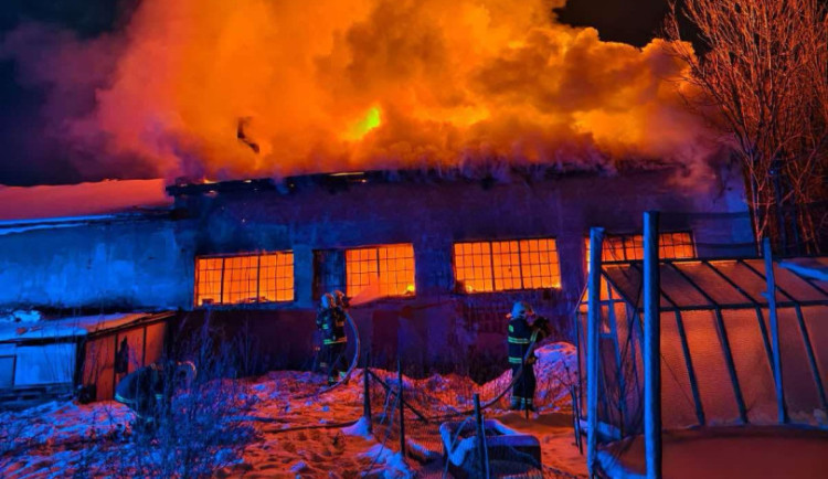 Rušná noc v Bulovce. Ze zemědělské budovy s technikou šlehaly plameny, zasahovalo 7 jednotek hasičů