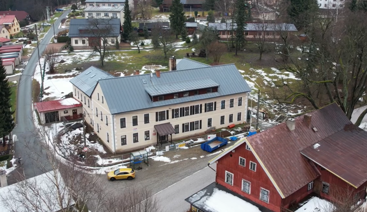 Hradecký kraj řeší, co s budovou dětského domova v Sedloňově. Dděti se