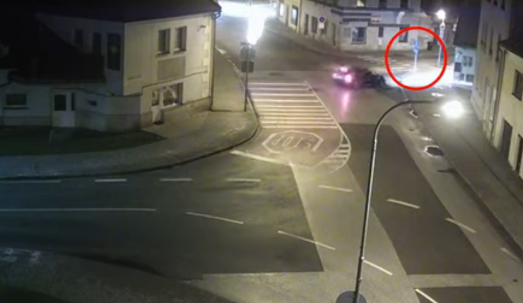 Řidič v BMW chtěl zamachrovat a projet křižovatku smykem. Přerazil u toho značku na chodníku