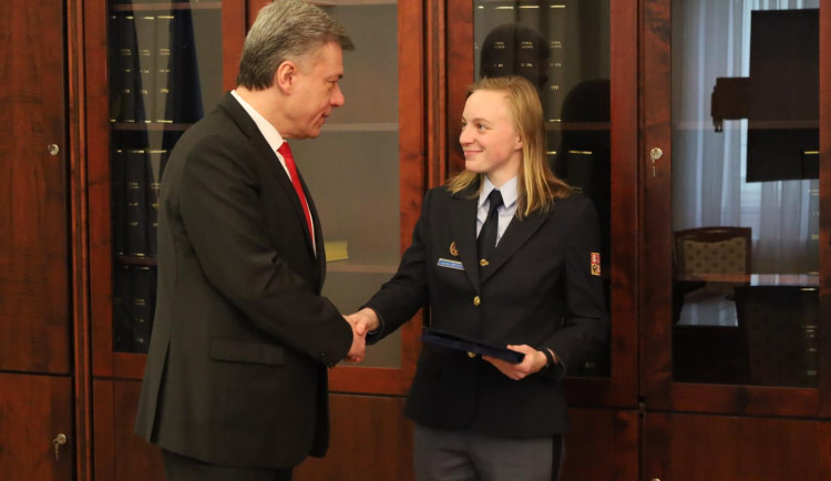 Tragédii při návštěvách ve věznici ve Stráži pod Ralskem zabránila drobná dozorkyně. Zachránila dvouleté dusící se dítě