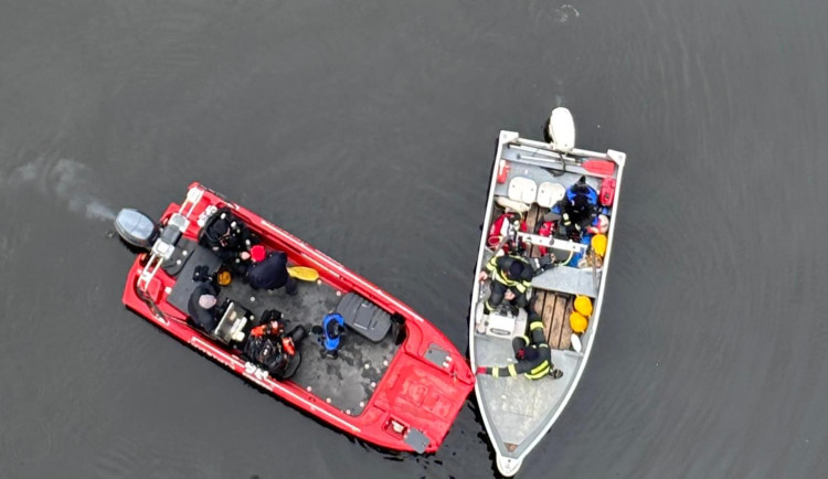Policie pátrá v okolí Orlické přehrady po muži z Pardubicka