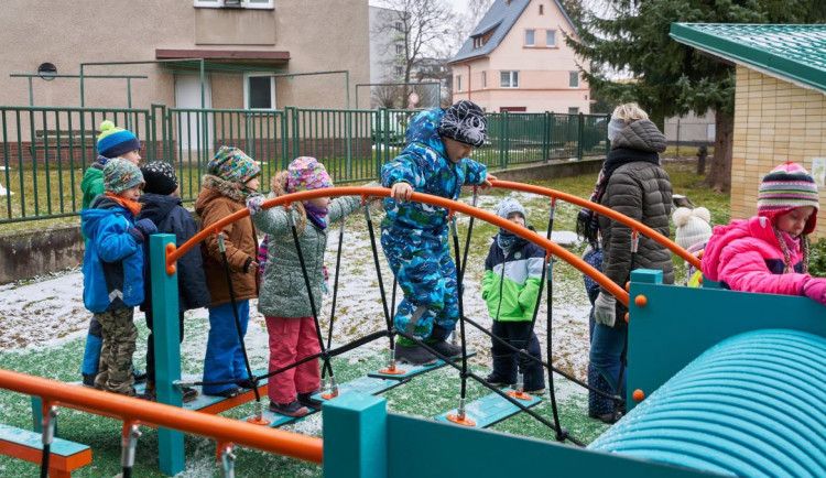 Trutnovská školka Dráček dostala nové hřiště pro své děti