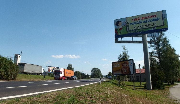 V hradeckém kraji jsou u silnic stále desítky nepovolených billboardů