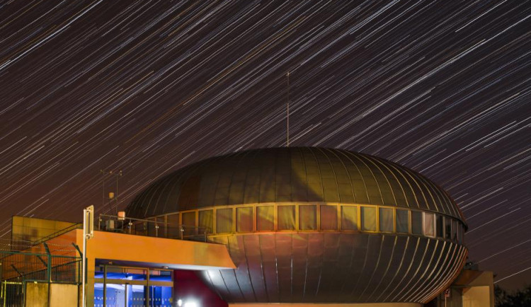 Hradecká astronomie láká ročně desetitisíce lidí. Většina míří do planetária