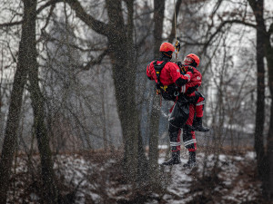 Letečtí záchranáři zvládli přes osm stovek zásahů, trénuje i v extrémních podmínkách