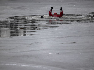 Letečtí záchranáři zvládli přes osm stovek zásahů, trénuje i v extrémních podmínkách