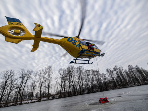 Letečtí záchranáři zvládli přes osm stovek zásahů, trénuje i v extrémních podmínkách