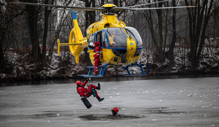 Letečtí záchranáři zvládli přes osm stovek zásahů, trénuje i v extrémních podmínkách
