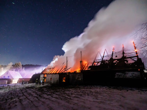 Tři hasiči museli vyhledat lékařskou pomoc po požáru stodoly na Náchodsku