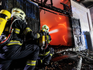 Tři hasiči museli vyhledat lékařskou pomoc po požáru stodoly na Náchodsku