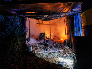 Tři hasiči museli vyhledat lékařskou pomoc po požáru stodoly na Náchodsku