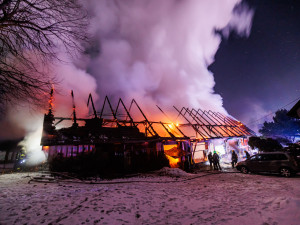 Tři hasiči museli vyhledat lékařskou pomoc po požáru stodoly na Náchodsku