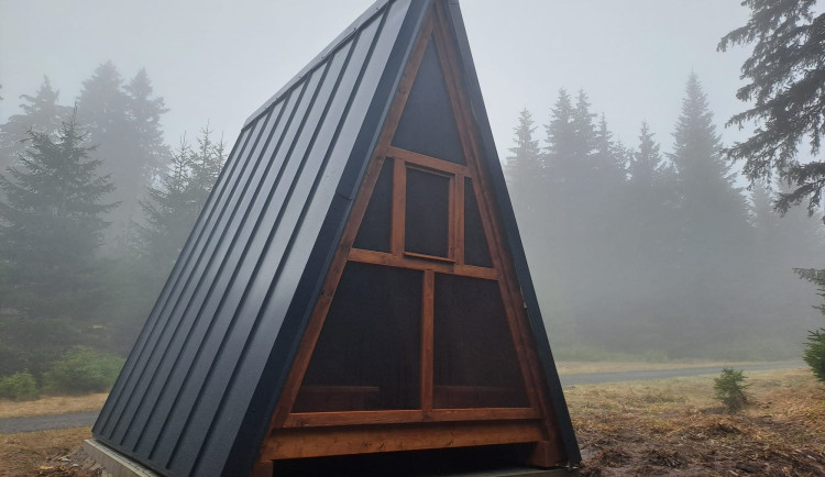 Lesy postavily nouzových útulen, dá se v nich i přespat