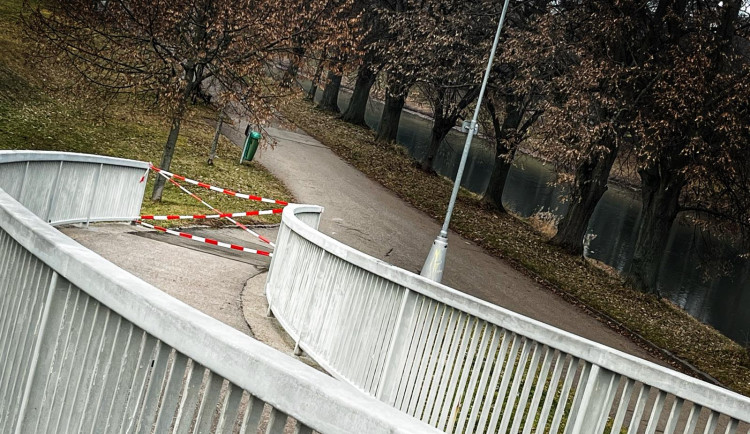 Okamžitě se zavřely nájezdy na most u hradecké nemocnice, může za to havarijní stav