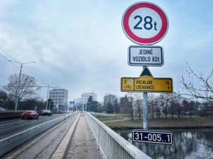 Okamžitě se zavřely nájezdy na most u hradecké nemocnice, může za to havarijní stav