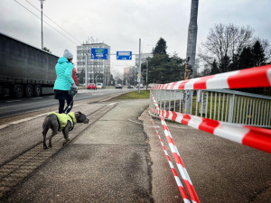 Okamžitě se zavřely nájezdy na most u hradecké nemocnice, může za to havarijní stav