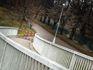 Okamžitě se zavřely nájezdy na most u hradecké nemocnice, může za to havarijní stav