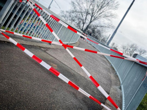 Okamžitě se zavřely nájezdy na most u hradecké nemocnice, může za to havarijní stav