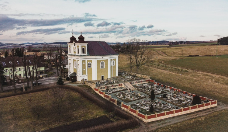 Kostel sv. Prokopa bude mít nové sochy. Bezděkov nad Metují vyhlašuje soutěž