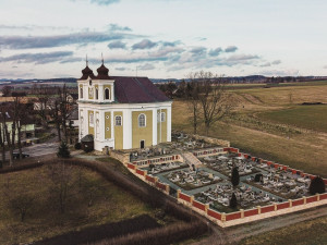 Kostel sv. Prokopa bude mít nové sochy. Bezděkov nad Metují vyhlašuje soutěž